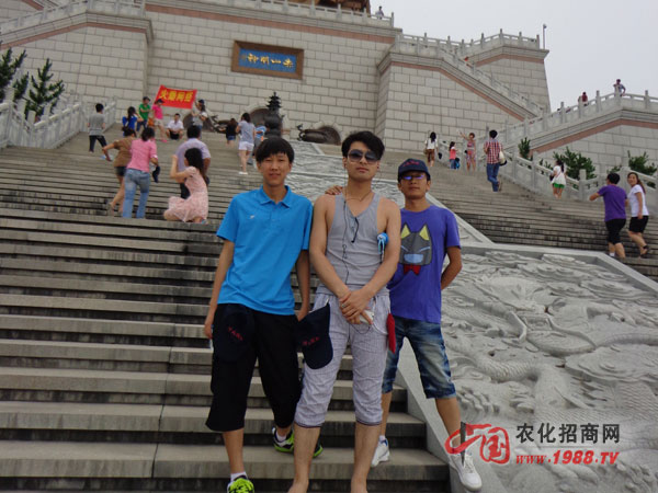 明神腳下的三壯漢