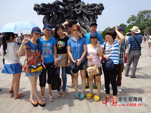 哈哈 頂不住太陽曬了吧