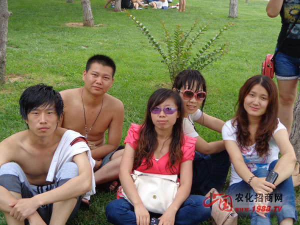 玩累了還興奮的帥哥美女