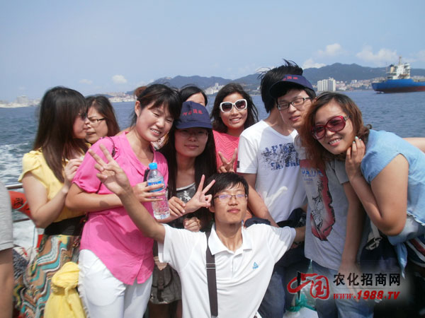 幸福哦!被美女包圍