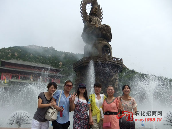 觀音像前集體留影