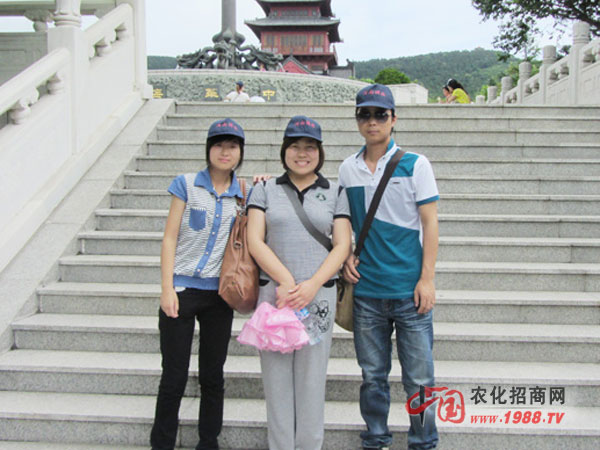 和兩個美女合影一張