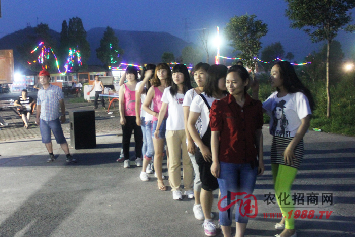 火爆團(tuán)隊(duì)的篝火晚會(huì)激情似火