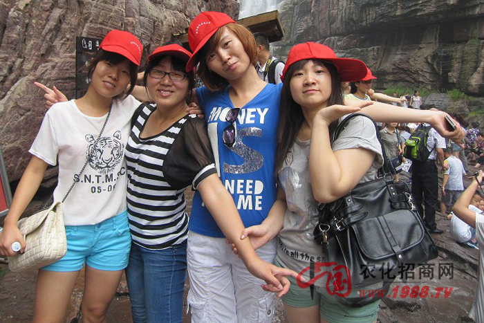 美的峽谷-紅石峽前留影