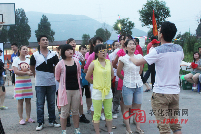 激情洋溢的篝火晚會(huì)