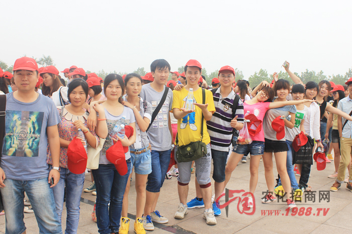 大家在云臺山風(fēng)景區(qū)歡笑