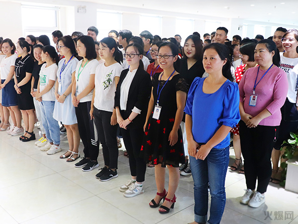 與愛同行,雙喜臨門!火爆網(wǎng)發(fā)放中秋禮品并包場(chǎng)邀請(qǐng)200名員工看電影!