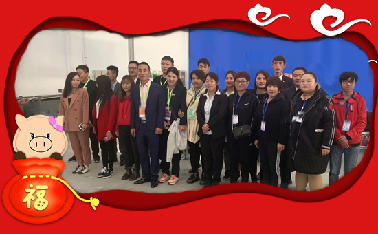 ��Ӣ��ؐ���m�ء�ף���g�gϲϲӭ���꣬�f������ƽ������