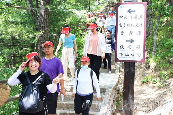 �Ͼ�ɽ���������˵���Ȼɽˮ