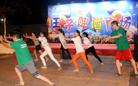 Ӣ������չ�F(xi��n)���~��ݣ��_����ҹ���@�𱬾�����